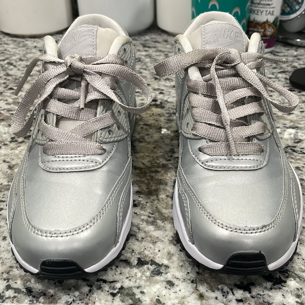 Nine Air Max 90 Silver Metallic, satin laces, 4Y